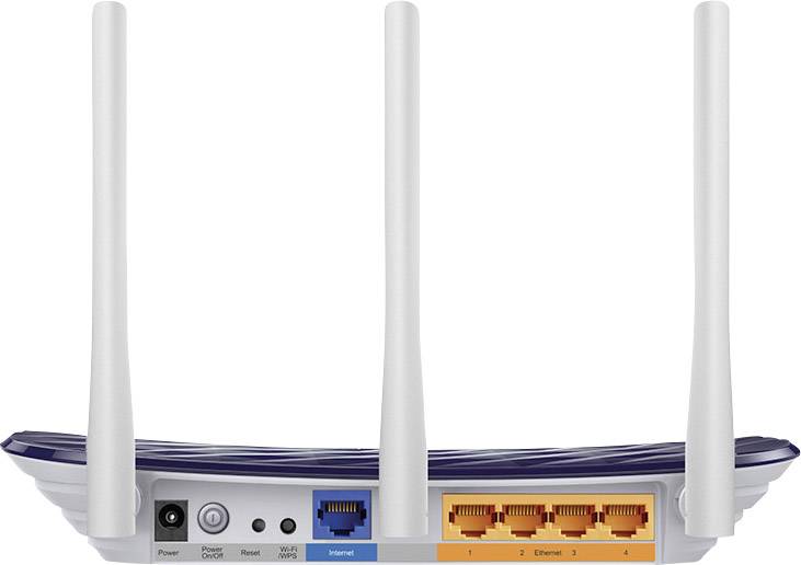 Ein WLAN-Router mit drei Antennen, mehreren Ethernet-Anschlüssen und Tasten auf der Rückseite.