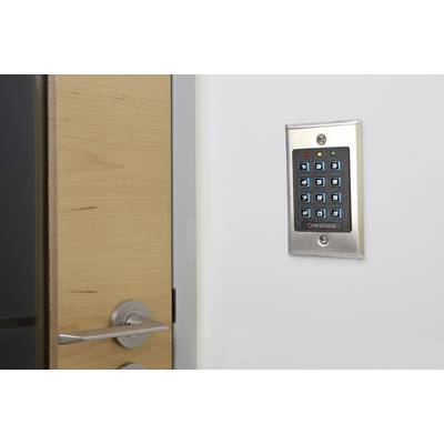 Tür mit elektronischem Zahlenschloss an der Wand; ermöglicht Zugangskontrolle mittels PIN-Code-Eingabe auf Ziffernfeld.