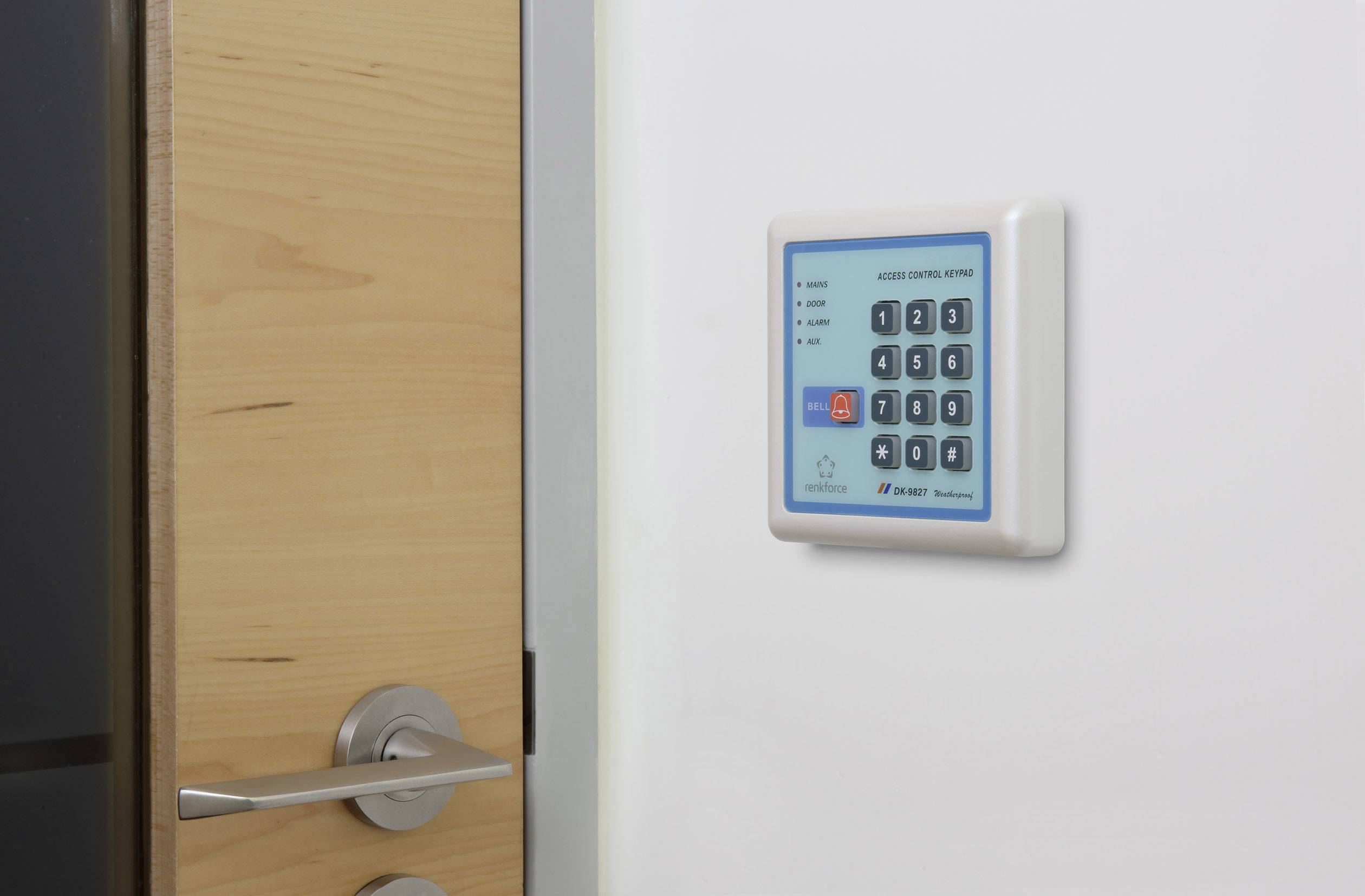 Eine Tür mit einem Zugangskontrollfeld mit numerischer Tastatur an der Wand.