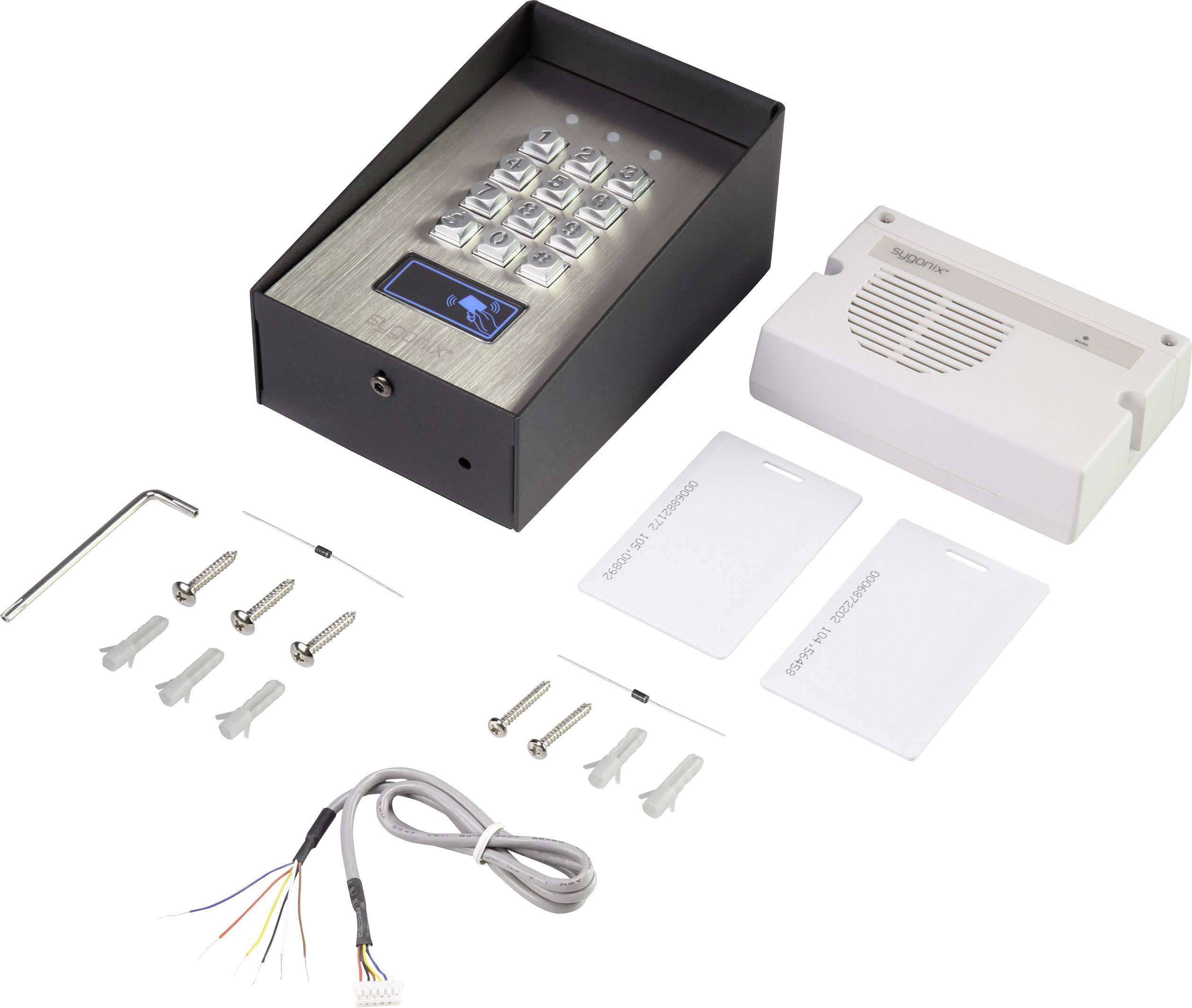 Eine elektronische Zugangskontrolle mit Tastenfeld, Kabeln, zwei RFID-Karten, Schrauben und einem weißen Lesegerät auf weißem Hintergrund.