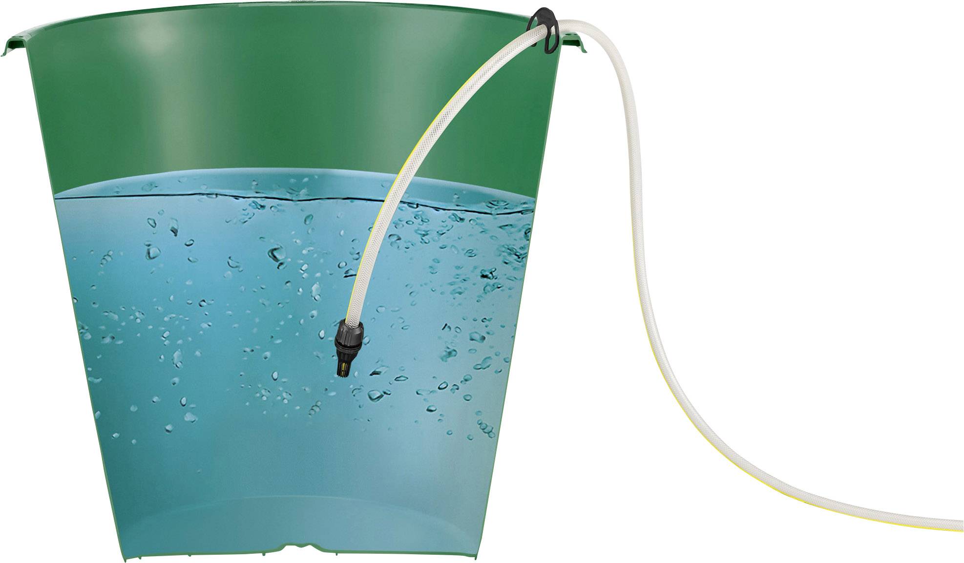 Ein grüner Eimer ist mit blauem Wasser gefüllt. Ein Schlauch ist an der Seite befestigt, dessen Ende aus dem Bild hinausführt.