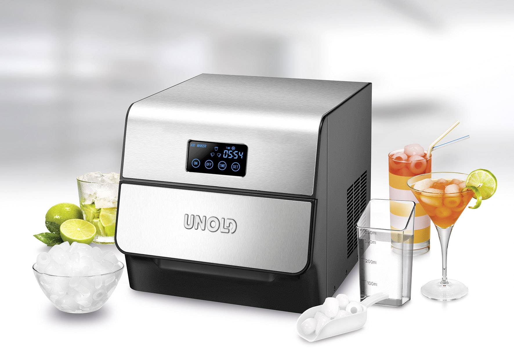 'Eismaschine auf Küchentheke mit Displayanzeige; umgeben von Cocktails, Limetten, Eiswürfeln und Zubehör; modernes, stilvolles Design.'