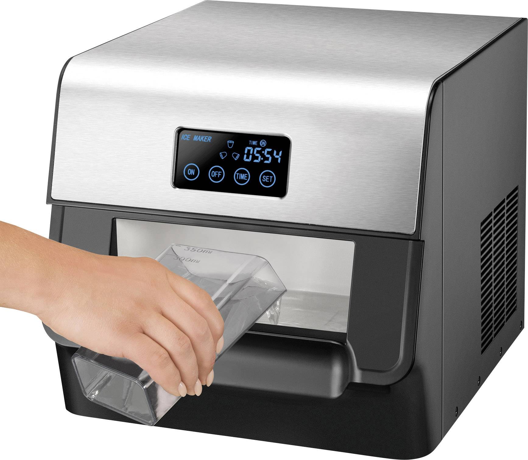 Eine Hand hält ein Glas unter einen Eiswürfelspender, der digitale Anzeige oben zeigt '05:54'.