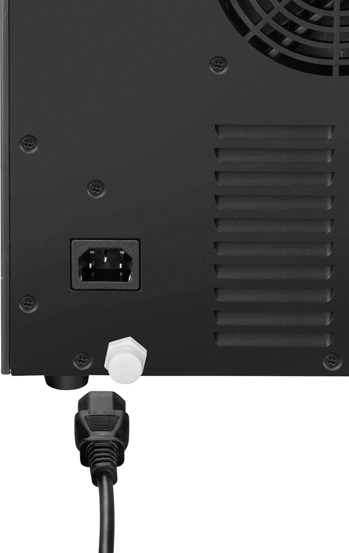 Unterseite eines elektronischen Geräts mit Netzsteckeranschluss und Lüftungsschlitzen, Stromkabel ist eingesteckt.