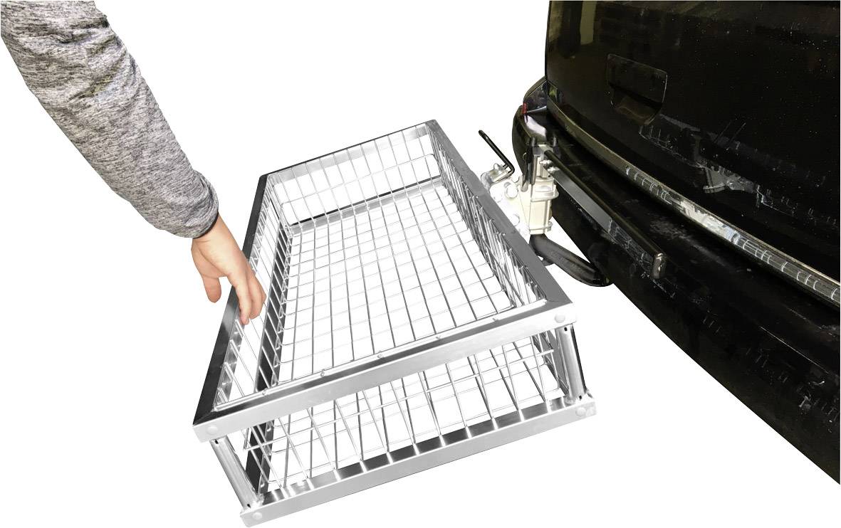 Ein Mensch benutzt eine abnehmbare Gitterplattform, die an der Rückseite eines Fahrzeugs befestigt ist.