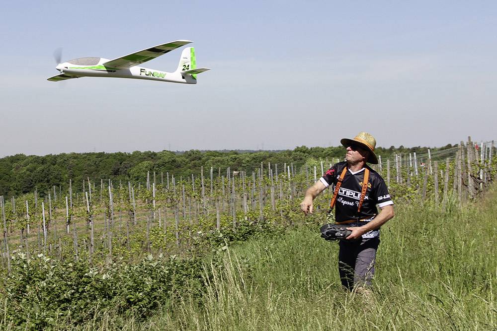Das Bild zeigt den Start eines Elektro-Segelflugmodells an einem Hang.  