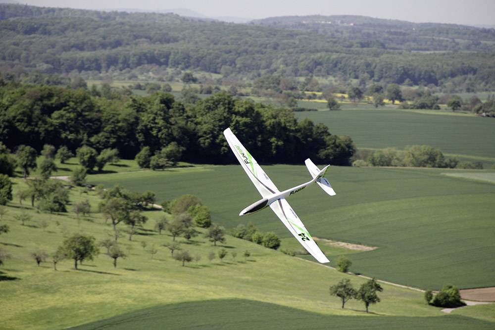 Das Bild zeigt ein Elektrosegelflugmodell beim Hangfliegen.