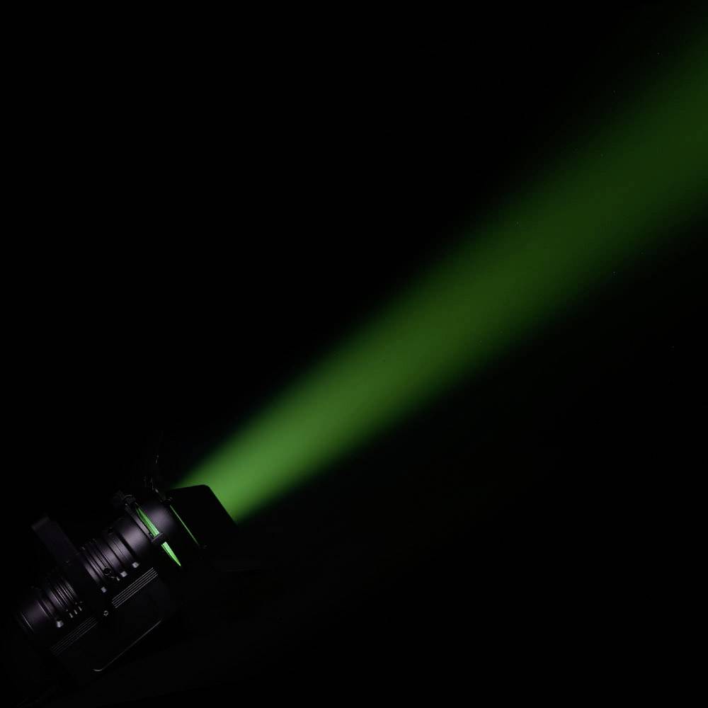 Ein schwarzes Gehäuse eines Strahlwerfers projiziert einen starken, grünen Lichtstrahl auf einen dunklen Hintergrund.