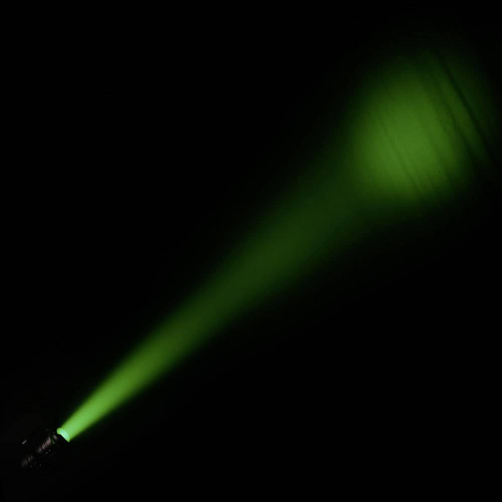 Ein Lichtschwert mit grünem Lichtstrahl, der aus einem metallischen Griff strömt, vor einem dunklen Hintergrund.