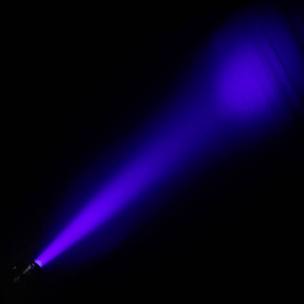 Ein intensiver, blauer Lichtstrahl strahlt von links nach rechts auf einem dunklen Hintergrund.