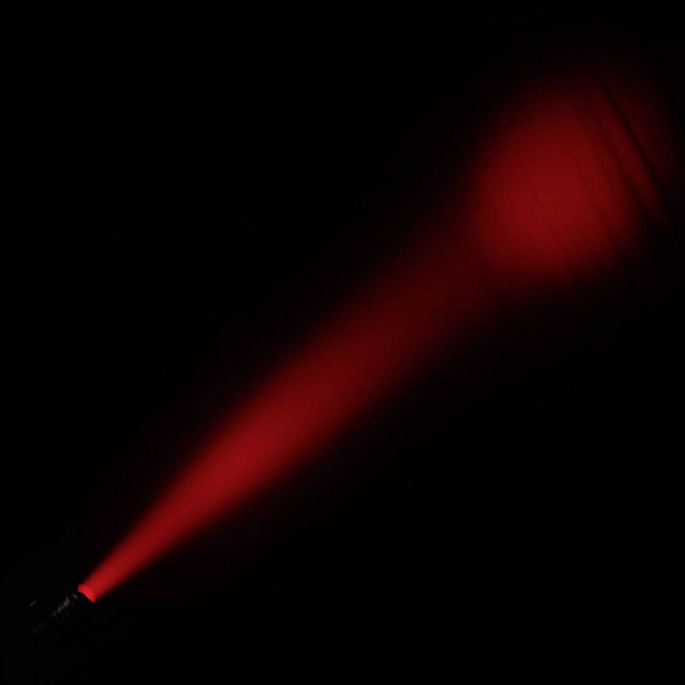 'Taschenlampe strahlt einen roten Lichtkegel in der Dunkelheit ab, der allmählich schwächer wird.'