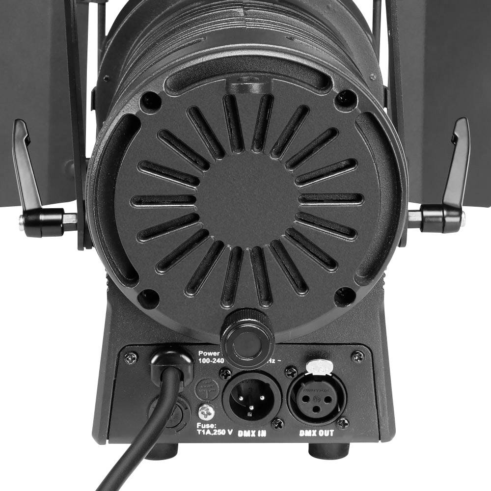 Rückansicht eines Bühnenscheinwerfers mit Strom- und DMX-Anschlüssen, schwarzes Gehäuse, zeigt technische Details und Anschlussmöglichkeiten.