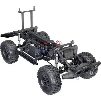 Ferngesteuertes Modellauto-Chassis mit sichtbarem Antriebsstrang und Aufhängung, auf einem hellen Hintergrund dargestellt.