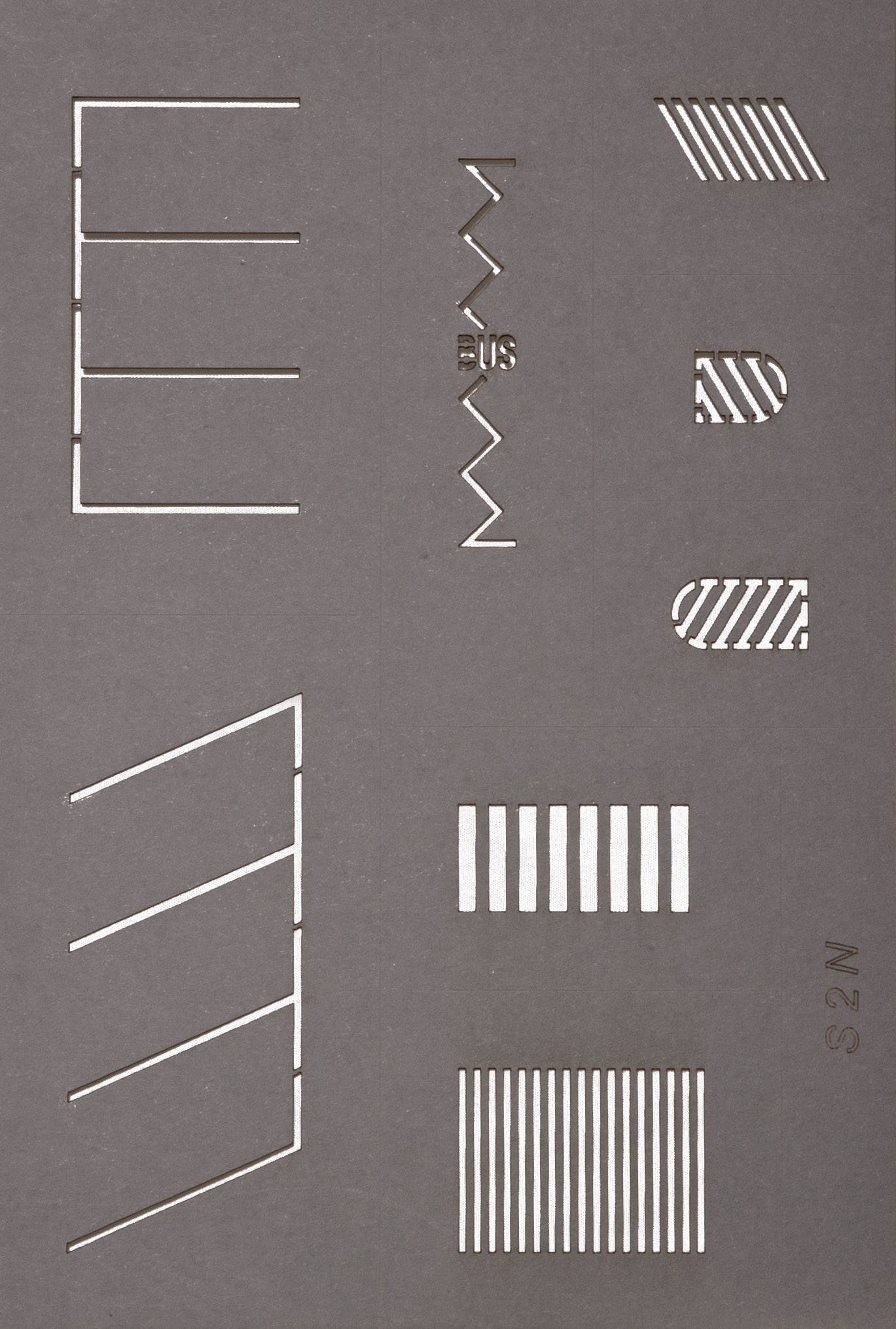 Eine graue Karte mit verschiedenen weißen geometrischen Linienmustern und Formen, darunter parallele Linien, Zickzackformen und gebogene Streifen.