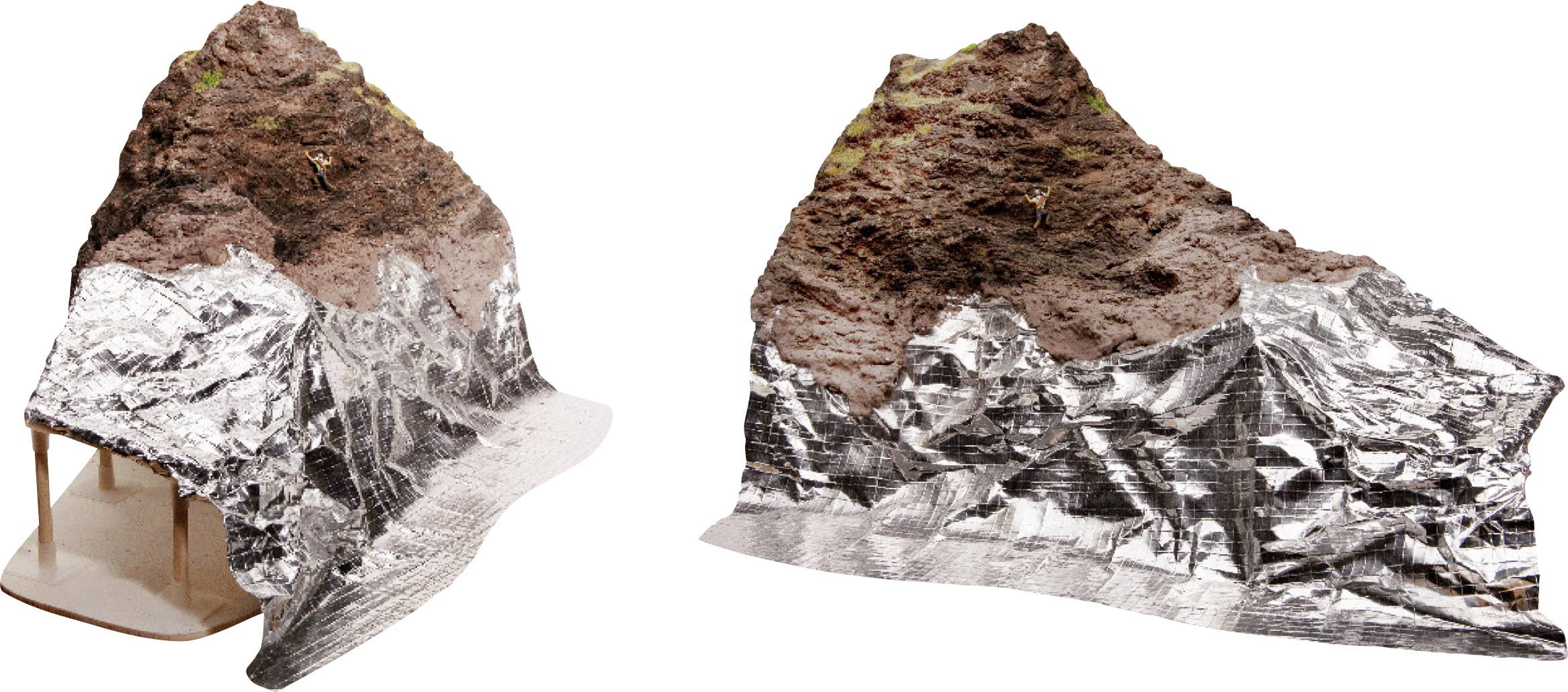 Zwei Diorama-Berge aus Pappmaché, teils mit Alufolie bedeckt. Linker Berg hat eine Holzstruktur darunter. Beide mit grasbedeckten Spitzen.