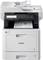 Ein grauer Multifunktionsdrucker druckt ein farbiges Dokument. Der Drucker hat ein Bedienfeld mit Display und Tasten.