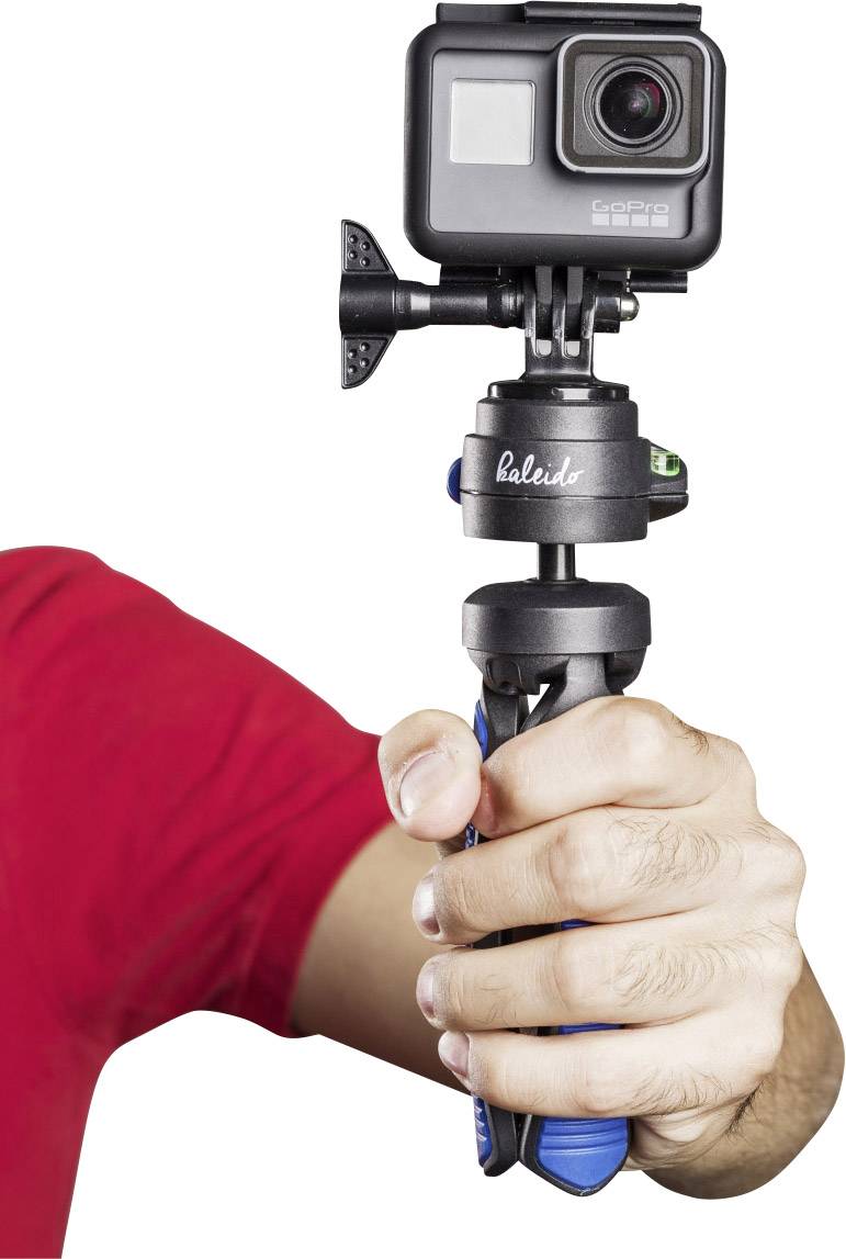 Eine Person in einem roten Hemd hält eine Action-Kamera auf einem Handgriff, bereit für Videoaufnahmen.