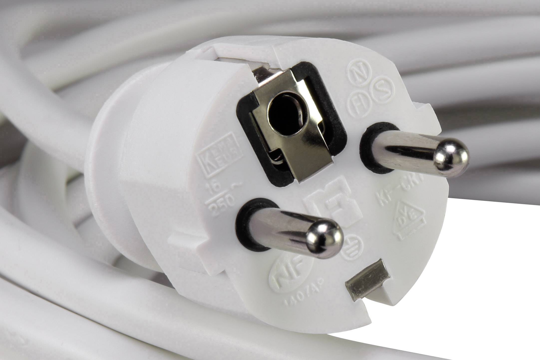 Nahaufnahme eines weißen Schuko-Steckers mit zwei Metallstiften und Schutzkontaktbügel, umgeben von einem weißen Kabel.