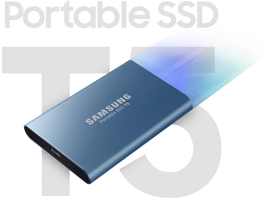 Eine blaue Samsung Portable SSD T5 mit schmalem, modernem Design, verläuft farblich ins Weiße über. Text 'Portable SSD T5' im Hintergrund.