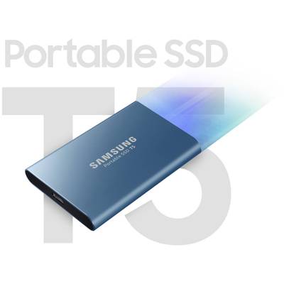 Eine blaue Samsung Portable SSD T5 mit schmalem, modernem Design, verläuft farblich ins Weiße über. Text 'Portable SSD T5' im Hintergrund.