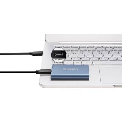Ein externer Datenspeicher von Samsung ist über ein USB-C-Kabel mit einem Laptop verbunden. Ein Kreisausschnitt zeigt den USB Typ-C Anschluss.