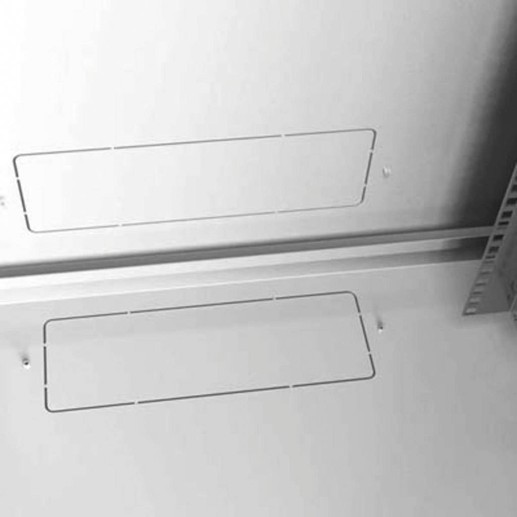 Eine silberne Metalloberfläche mit rechteckigen Umrissen und Löchern, möglicherweise für die Installation von elektronischen Geräten.