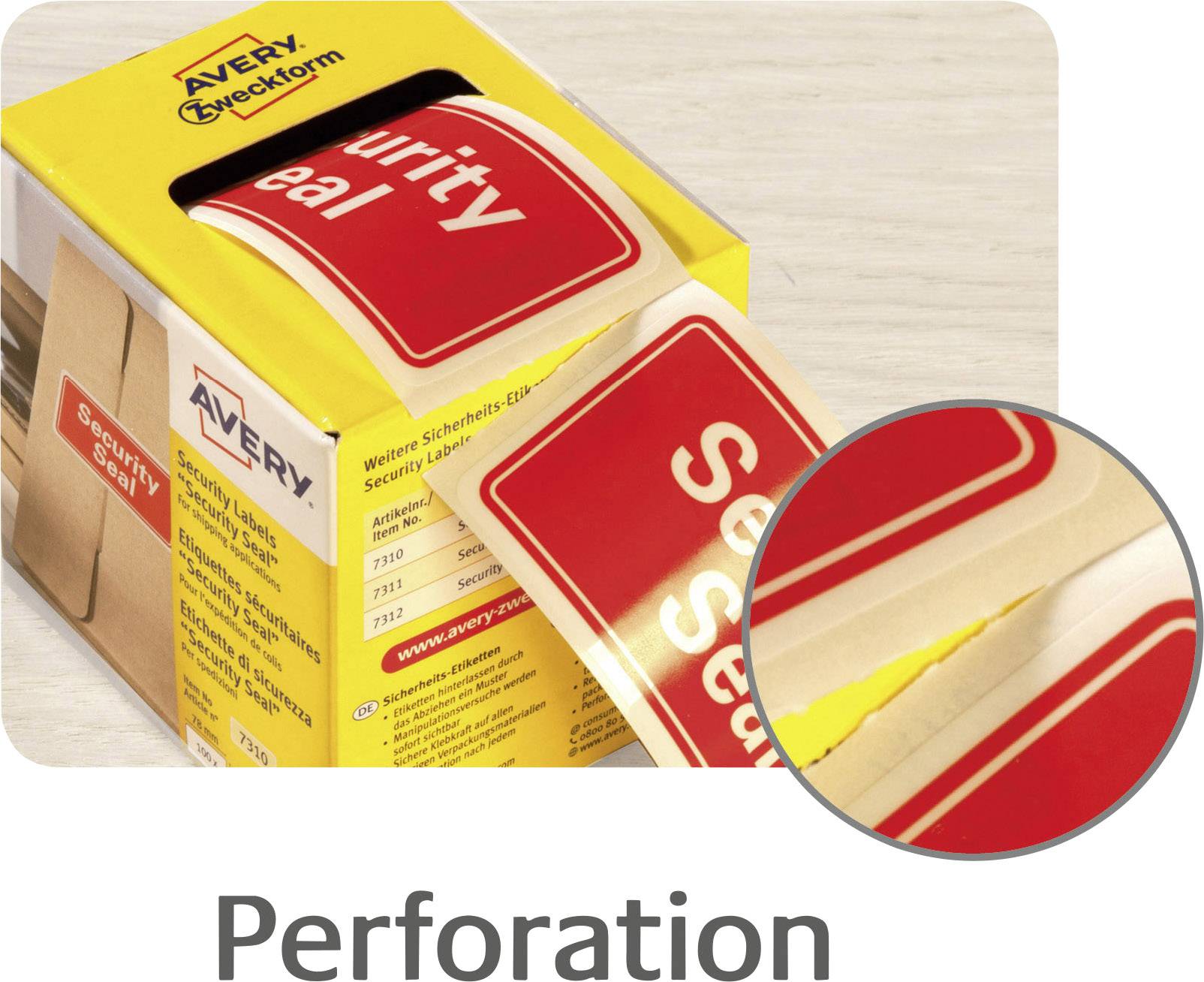 Eine gelbe Schachtel mit Sicherheitsaufklebern der Marke 'Avery'. Ein Aufkleber zeigt Beschriftung 'Security Seal', Nahaufnahme der Perforation.