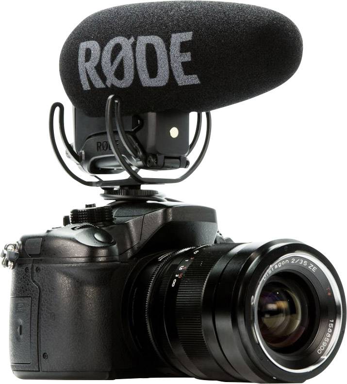 Kamera mit aufgesetztem externen Mikrofon, eignet sich für hochwertige Audio- und Videoaufnahmen.