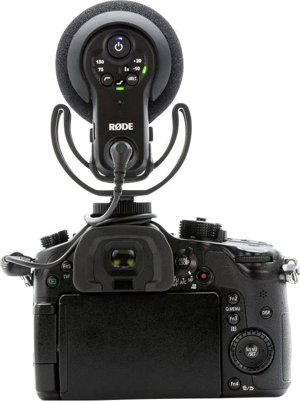 Kamera mit aufgesetztem Rode-Mikrofon auf einem Stativ, bereit für Videoaufnahmen. Das Mikrofon ist oberhalb des Kameragehäuses befestigt.