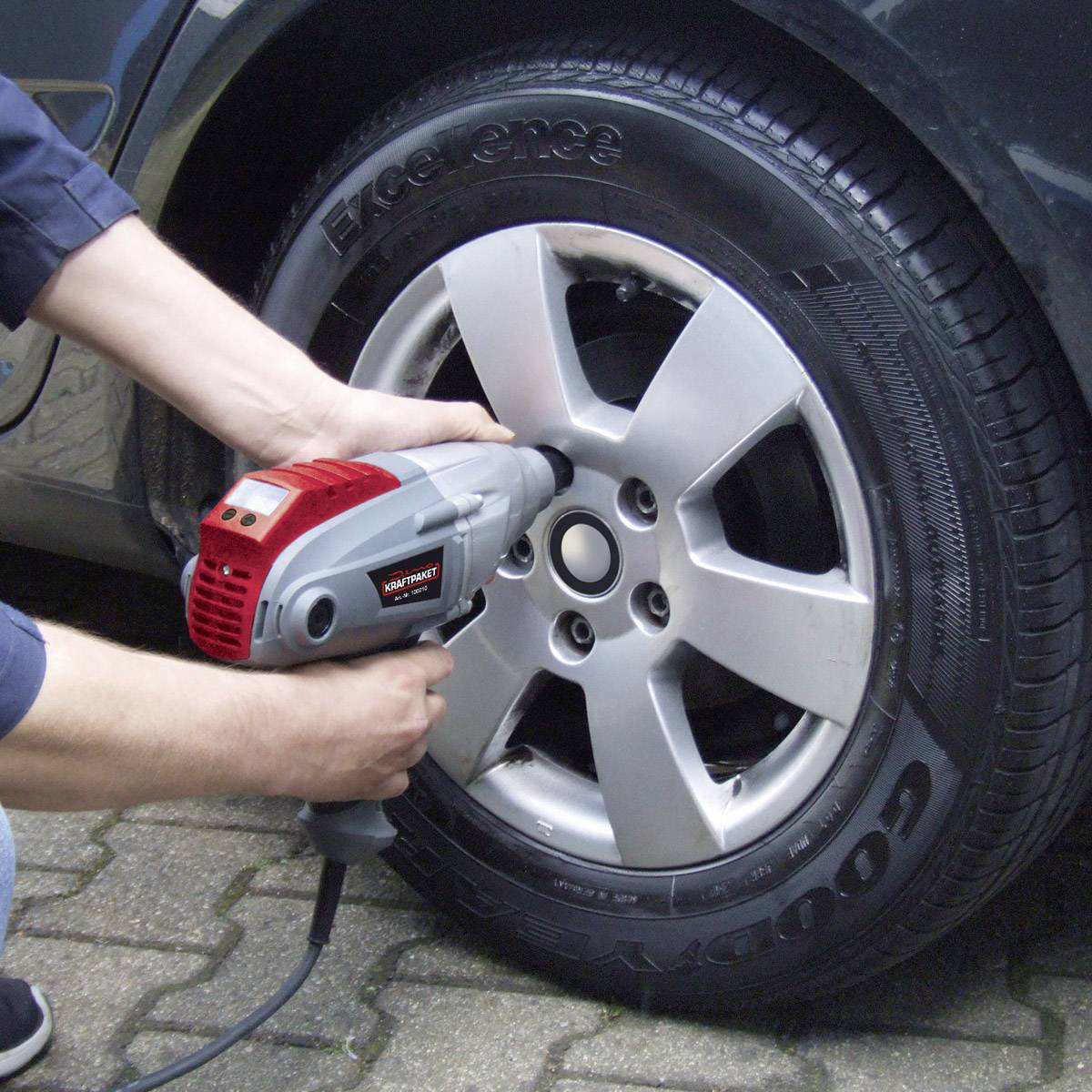 Das Bild zeigt, wie mit einem Schlagschrauber Radschrauben gelöst werden.