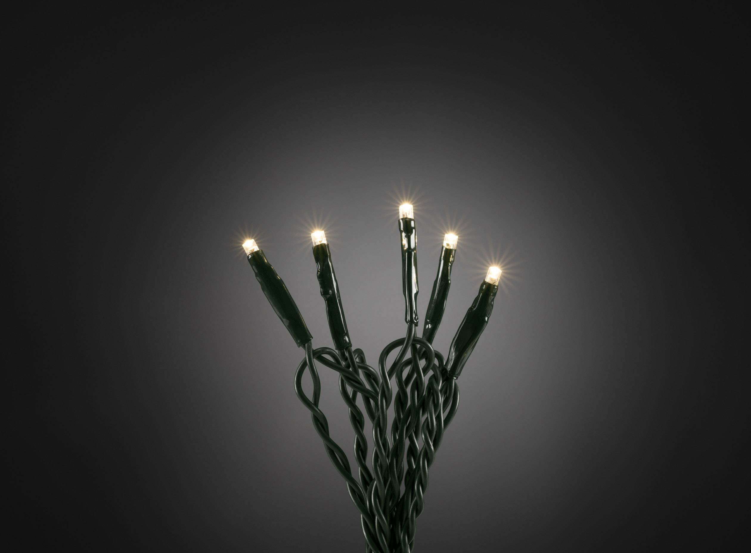 Sechs leuchtende LED-Lampen an grünen Kabeln auf dunklem Hintergrund. Sie wirken dekorativ und sind möglicherweise Teil einer Lichterkette.