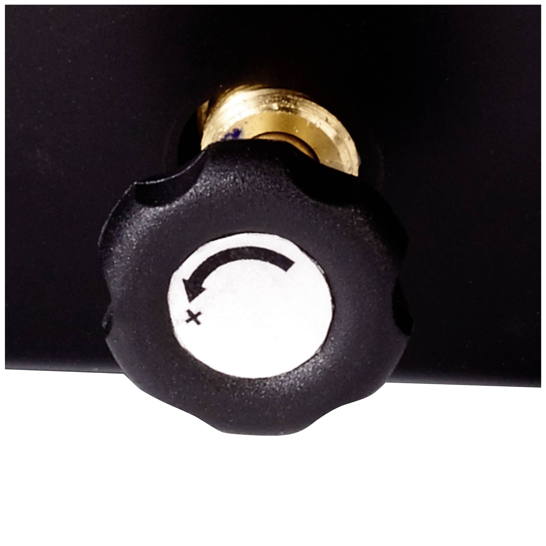 Nahaufnahme eines schwarzen Drehknopfs mit Pfeil und Kreuzzeichen, zeigt Drehrichtung zum Festziehen gegen den Uhrzeigersinn.