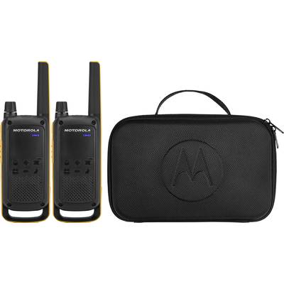 Zwei Funkgeräte und eine schwarze Tasche mit Motorola-Logo. Funkgeräte sind schwarz mit gelben Seiten, zeigen Ladeanzeige.