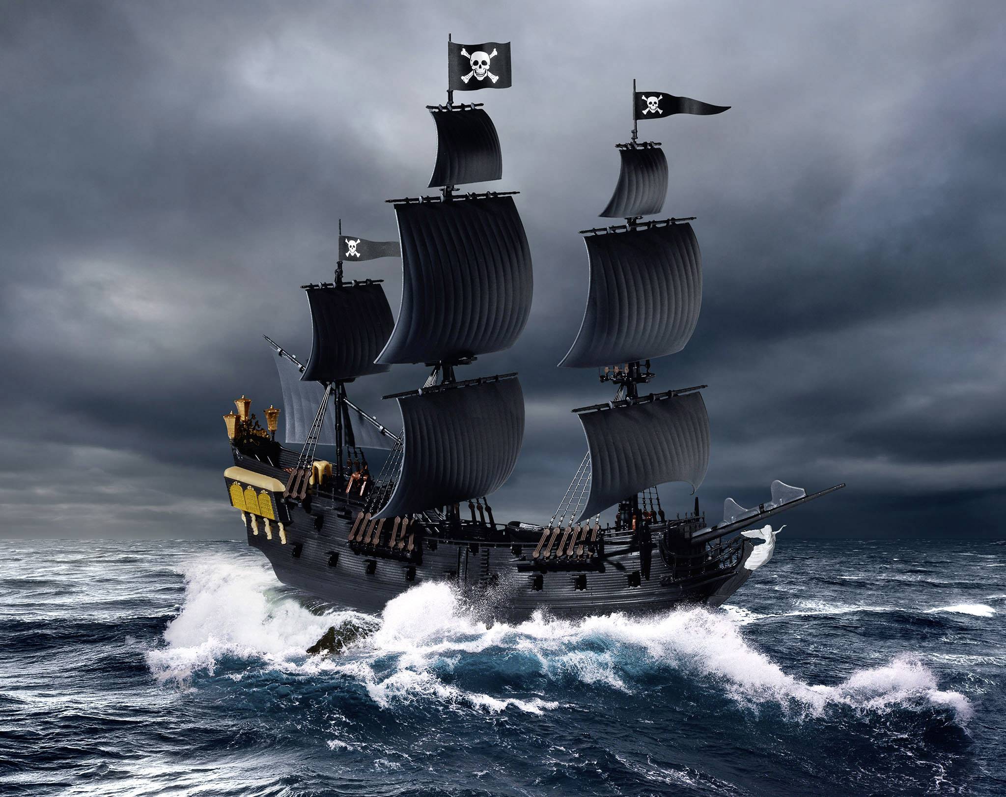 Ein Piratenschiff mit schwarzen Segeln fährt durch stürmische See. Die Totenkopfflagge weht im Wind, Himmel dunkel und bedrohlich.