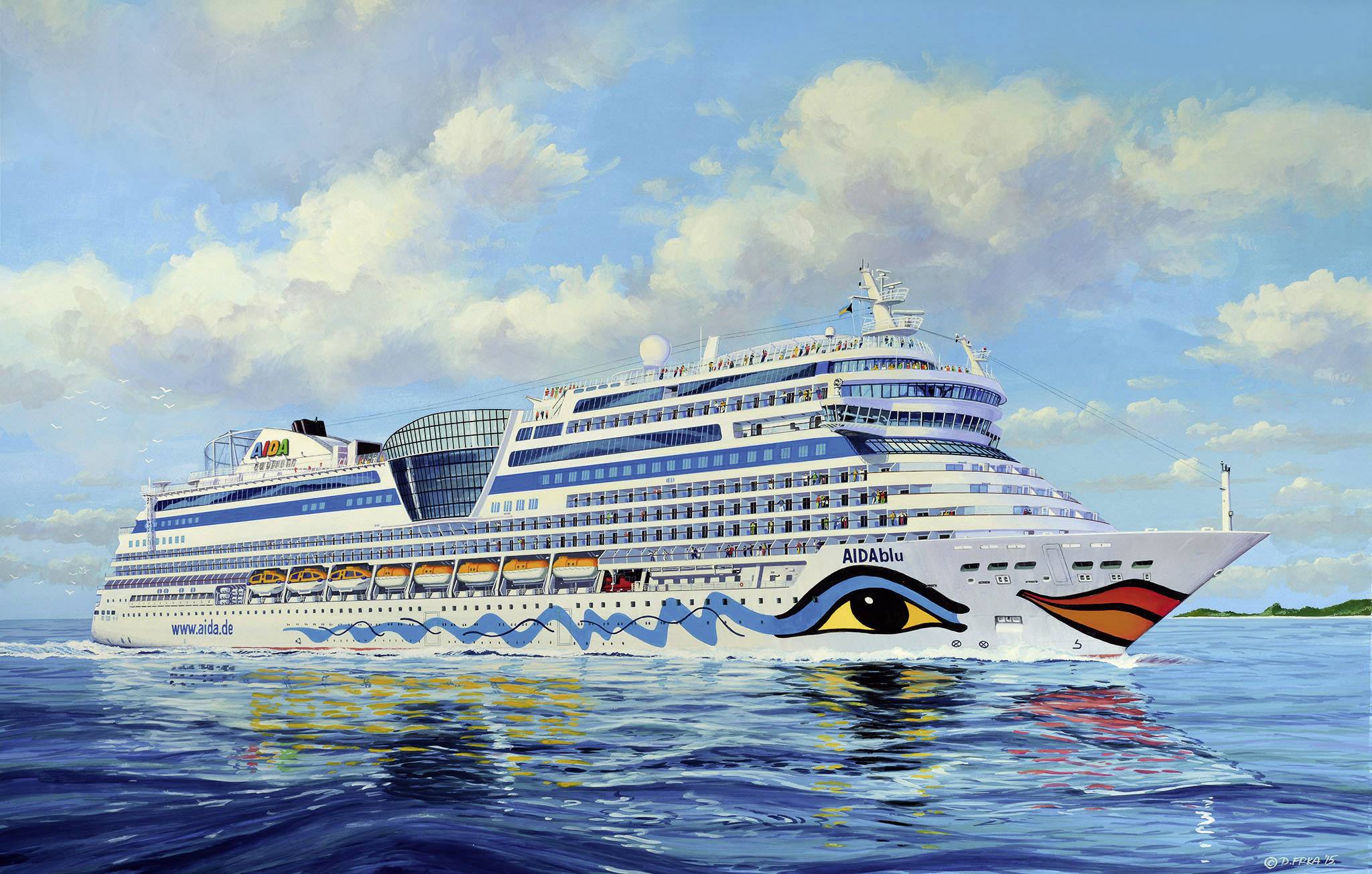 Ein großes Kreuzfahrtschiff mit blau-weißer Bemalung, das auf ruhigem Meer fährt. Der Himmel ist leicht bewölkt.