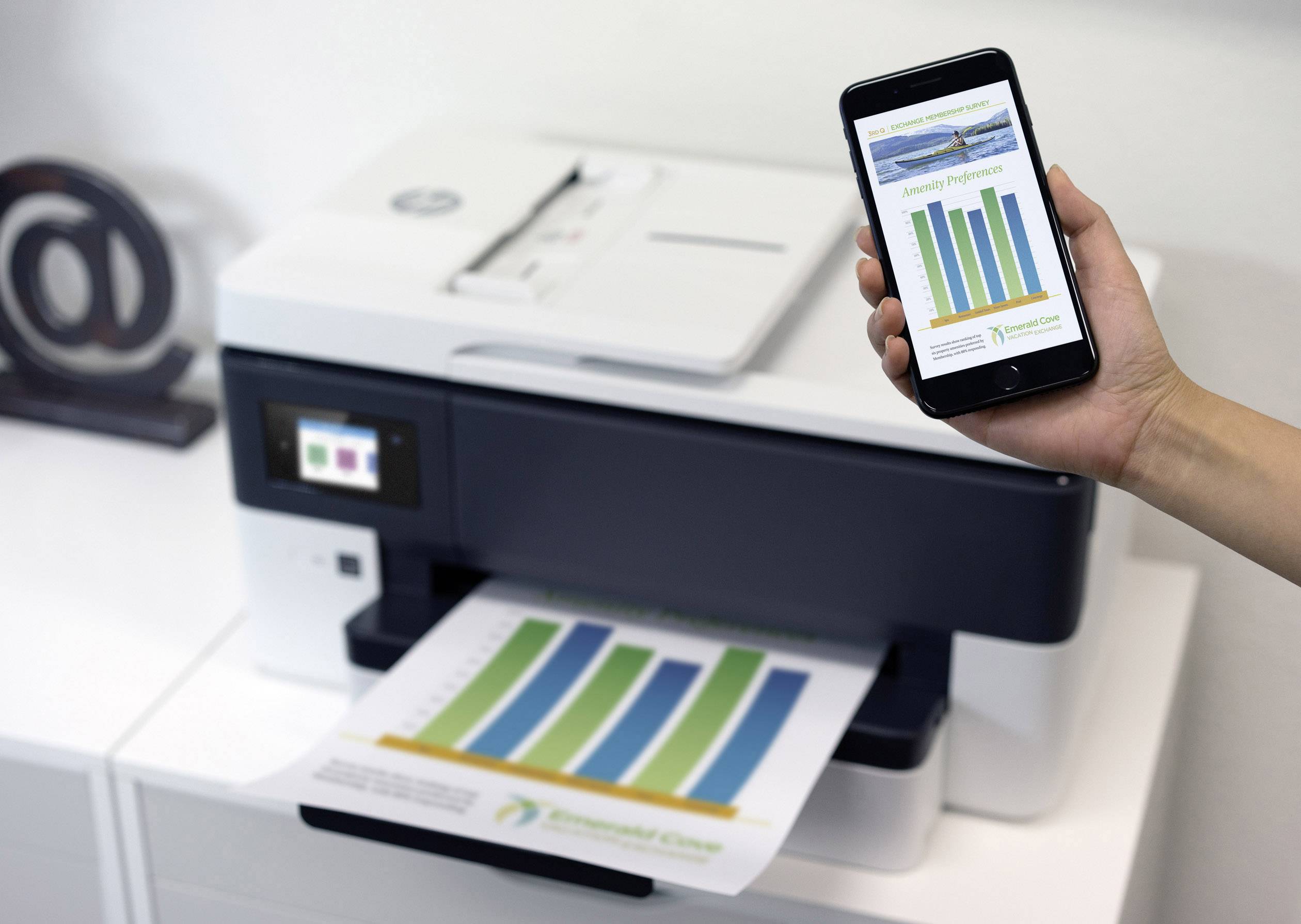 'Drahtloser Druckvorgang mit Smartphone. Ein Drucker druckt ein Balkendiagramm, das auf einem Smartphone-Display zu sehen ist.'