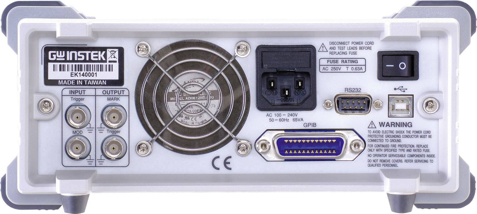 Rückseite eines elektronischen Geräts mit verschiedenen Anschlüssen und einem Lüfter in der Mitte. Herstelleretikett und Warnhinweise sind sichtbar.
