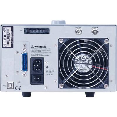 Diese Abbildung zeigt die Rückseite eines elektronischen Geräts mit Lüfter, Netzkabelanschluss und verschiedenen Anschlüssen.