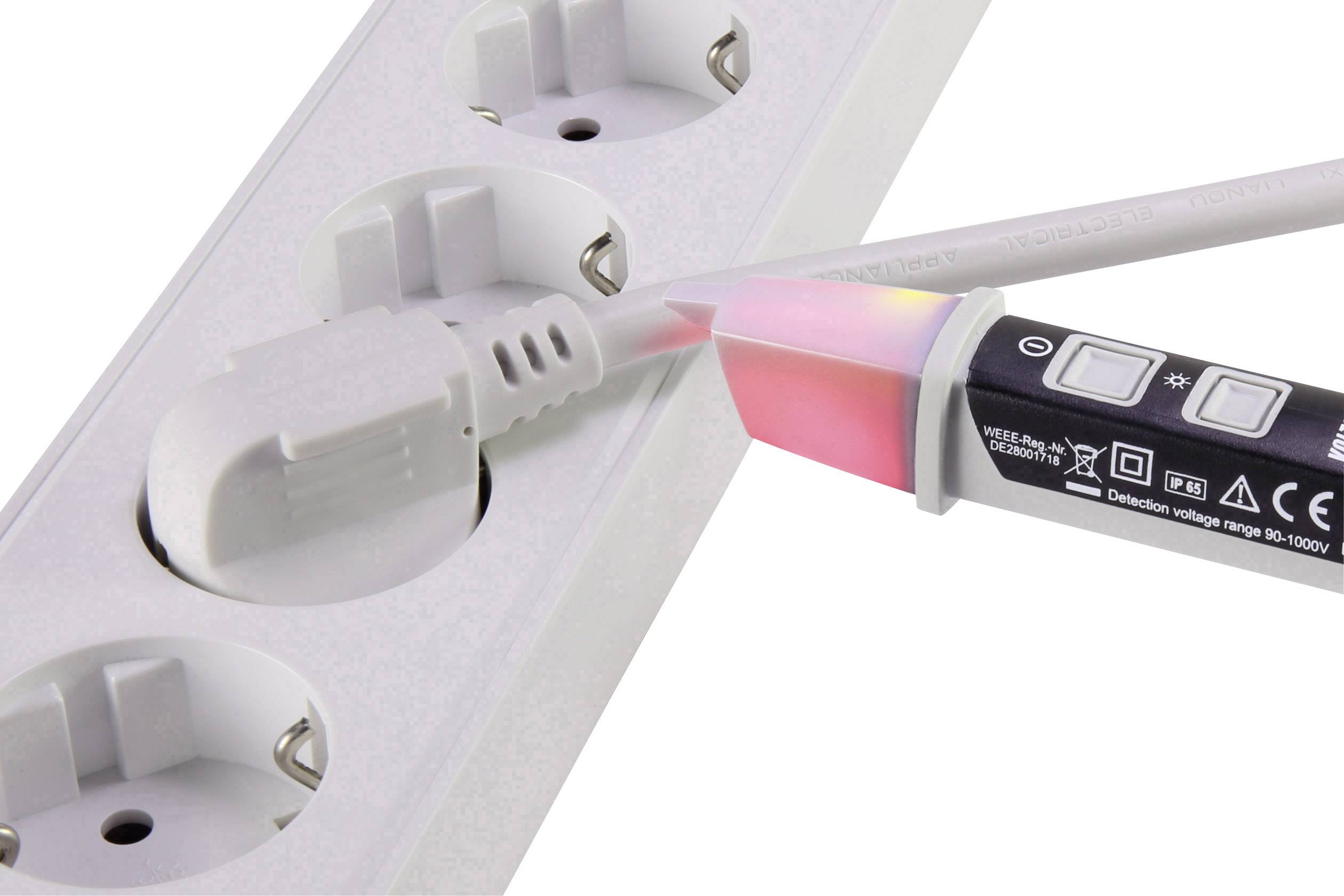 Eine Steckdosenleiste mit mehreren Steckplätzen. Ein Netzstecker wird eingesteckt. Ein Sicherheitsmodul zeigt rote Lichtsignale.