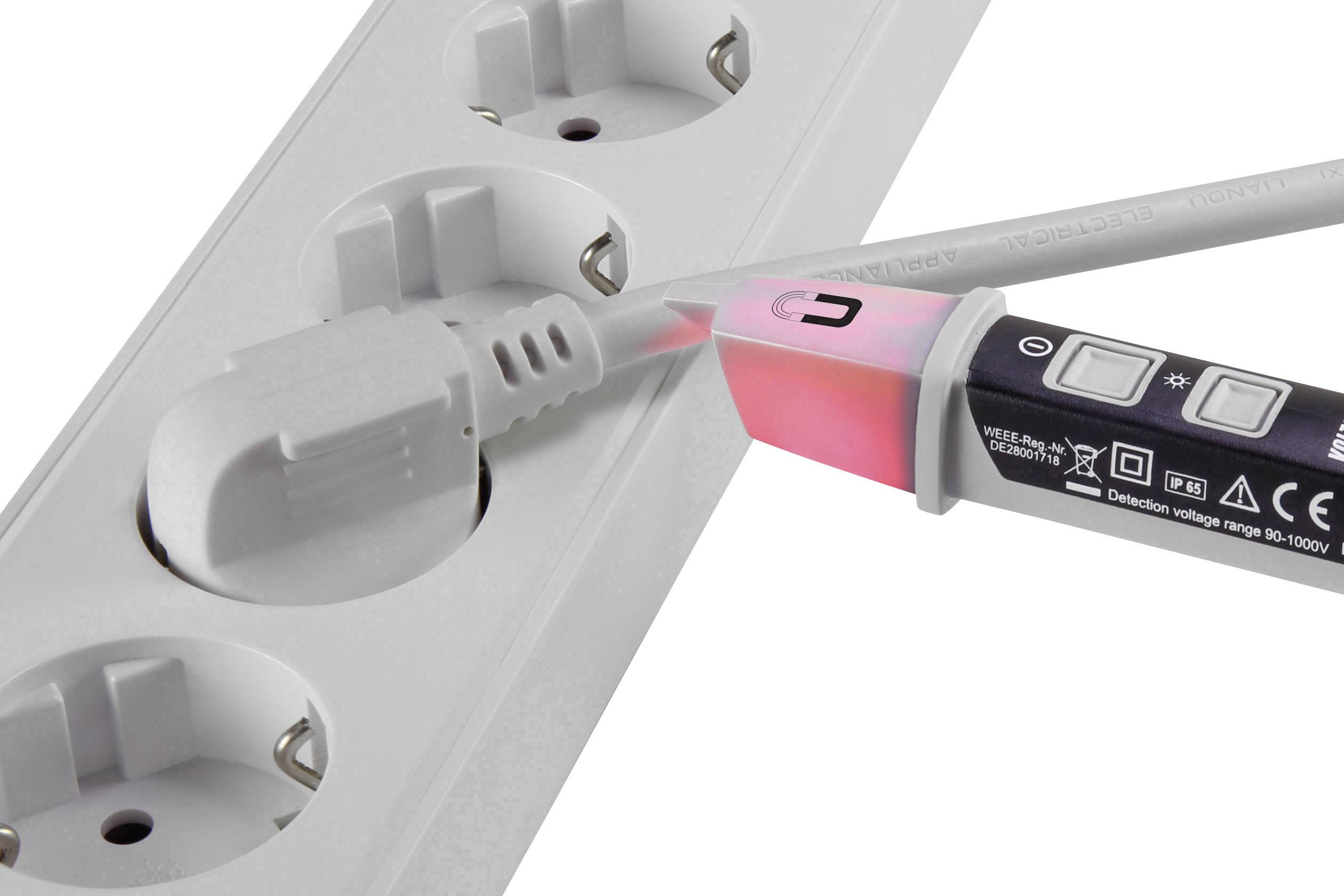 Ein Spannungsprüfer leuchtet rot, als er an das Kabel einer angeschlossenen Steckdose gehalten wird, um Stromspannung zu prüfen.