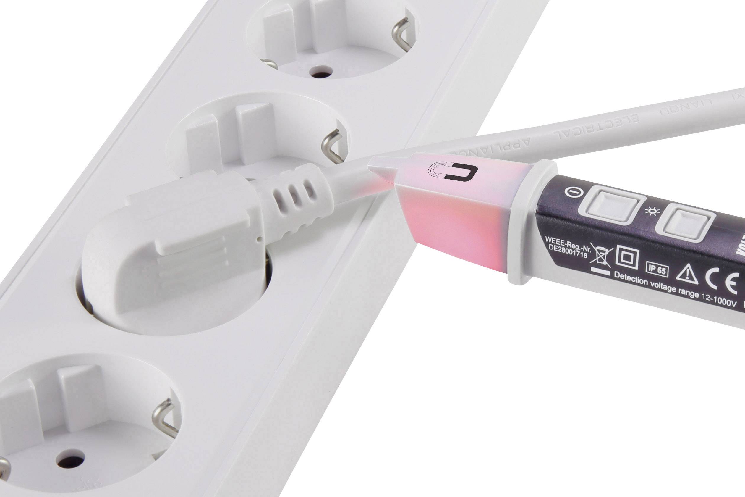 Eine Steckdosenleiste mit einem eingesteckten Stromkabel und einem Spannungstester, der eine rote Lichtanzeige zeigt.