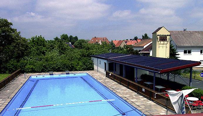 Solar-Module auf dem Dach dienen zur Erwärmung des Pools