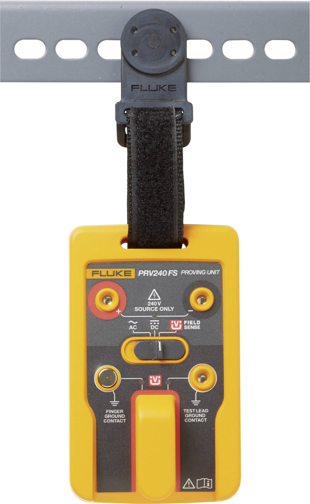 Ein Prüfgerät, Modell 'Fluke PRV240 FS', hängt an einer Metallhalterung. Es hat verschiedene Knöpfe und Anzeigen zur Stromprüfung.