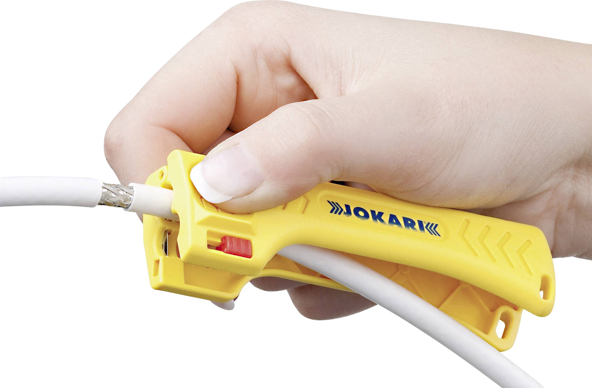 'Eine Hand hält einen gelben Kabelentmanteler, der ein weißes Kabel abisoliert.'