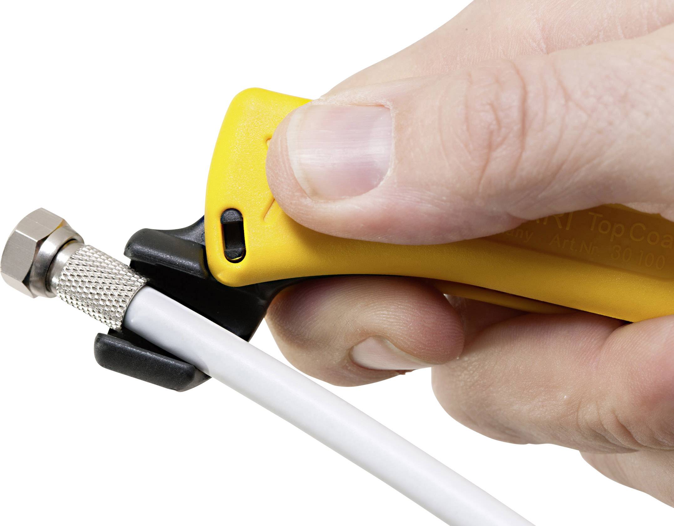 'Nahaufnahme einer Hand, die ein Kabelwerkzeug auf einem Koaxialkabel verwendet, um die Verbindung zu bearbeiten.'