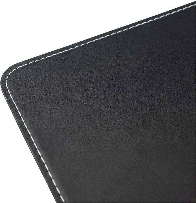 Schwarze Ledermatte mit weißen Nähten an der Kante, diagonale Ansicht, zeigt Detailverarbeitung und Textur.