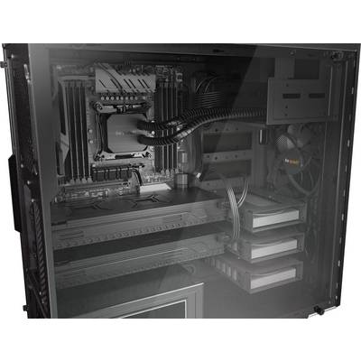 Ein offener Computer zeigt das Innere mit Netzteilen, einem Motherboard, Kühlungskomponenten und Festplatten, klar organisiert.