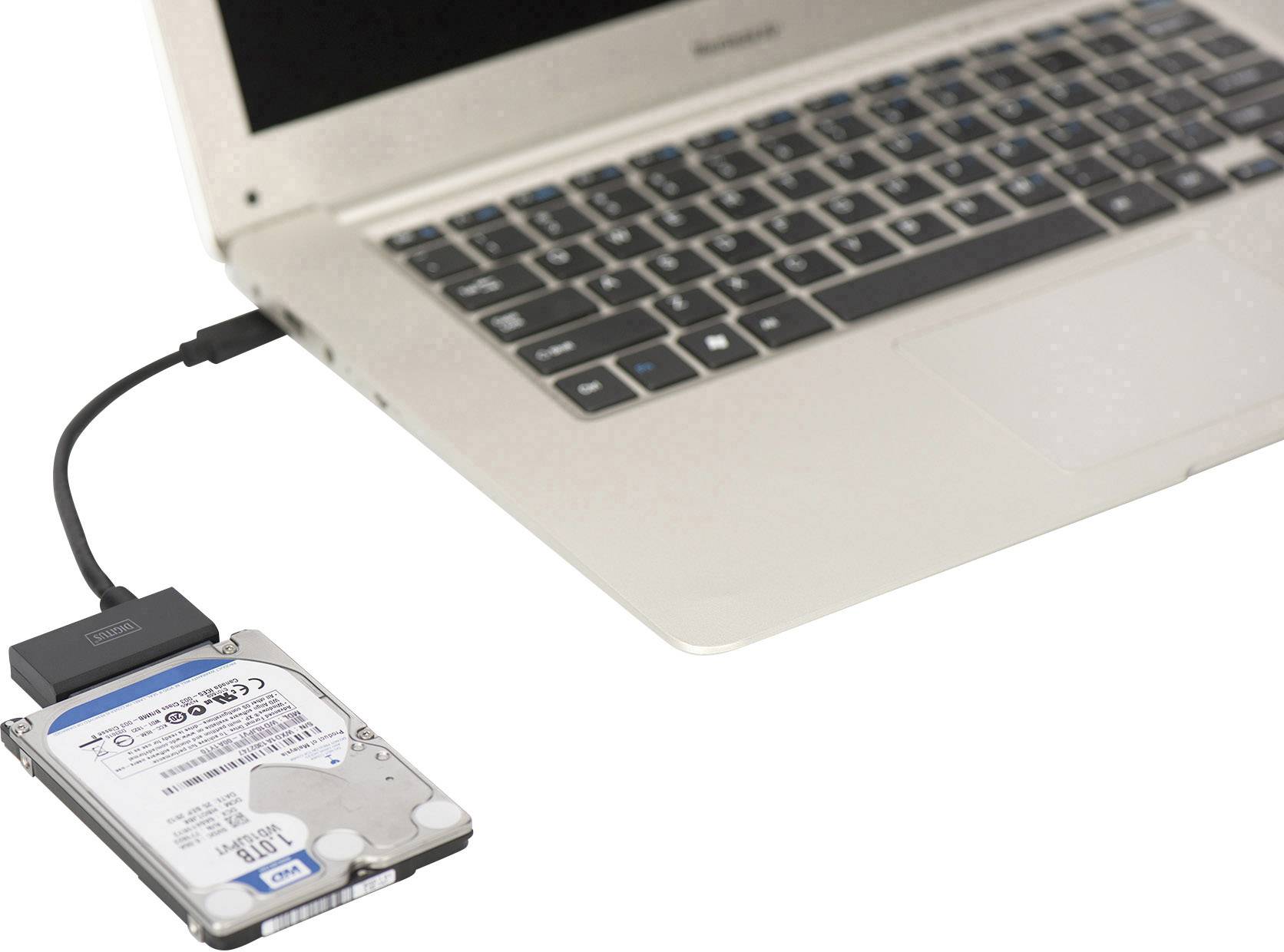 Ein Laptop ist mit einer externen Festplatte verbunden. Ein Kabel verbindet die festplatte mit dem USB-Anschluss des Laptops.