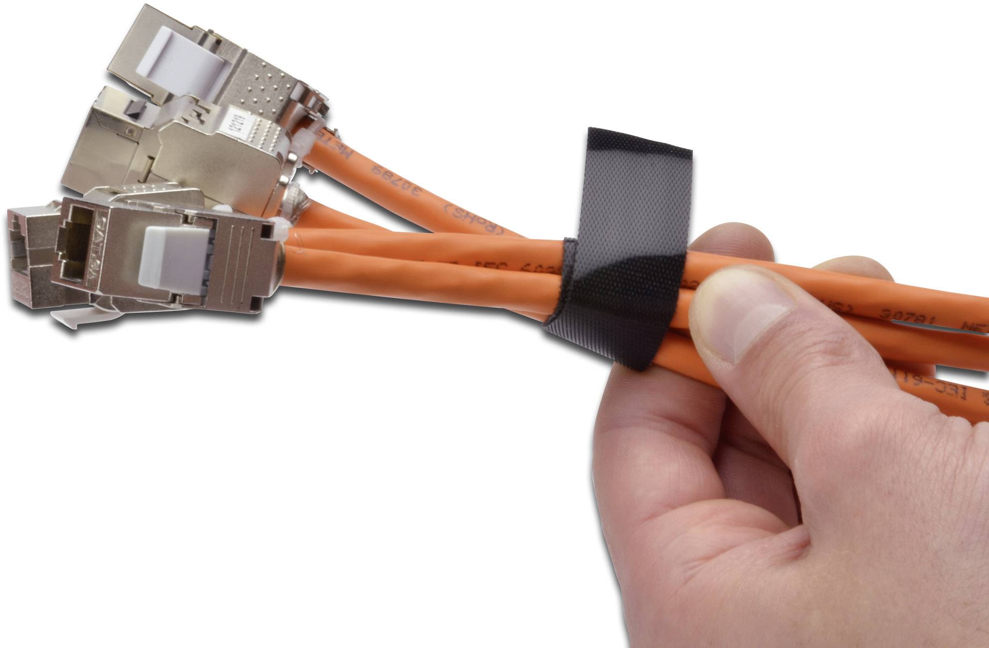 Eine Hand hält drei orangefarbene Netzwerkkabel zusammen mit einem Klettband.