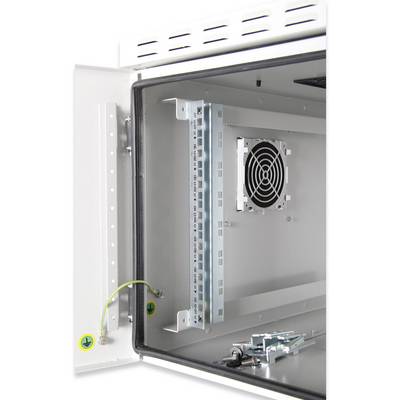 Ein geöffneter Schaltschrank mit integriertem Lüfter, Montageschiene und Erdungskabel. Zeigt Innenansicht für technische Installation.